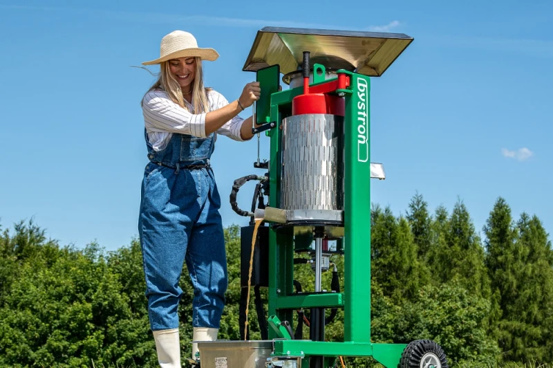 Maszyna do produkcji soku z owoców lub warzyw