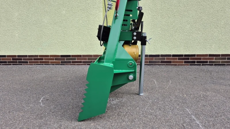 Wyciągarka leśna o sile uciągu 4000 kg.