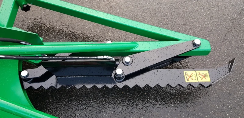 Ciągnikowa maszyna do usuwania niechcianych krzaków i małych drzewek