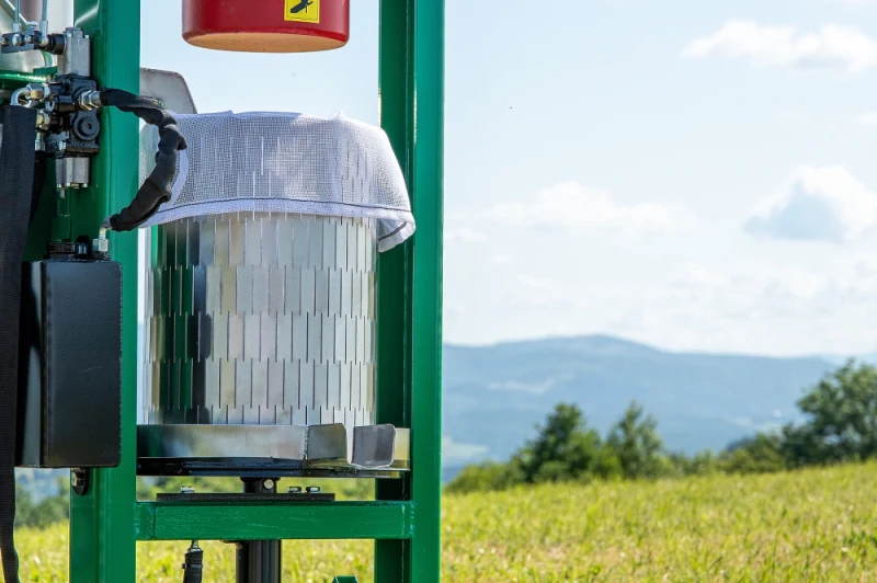 Rozdrabniacz i prasa do owoców i warzyw. Maszyna do soków