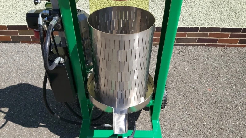 Prasa do tłoczenia soku z musu owocowego i warzywnego.